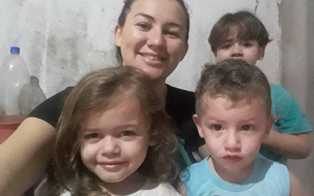 Mulher pede árvore de Natal para realizar sonho dos 3 filhos