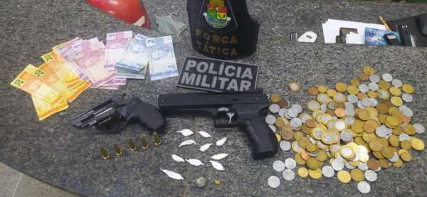 Suspeito é preso com arma de fogo, drogas e dinheiro