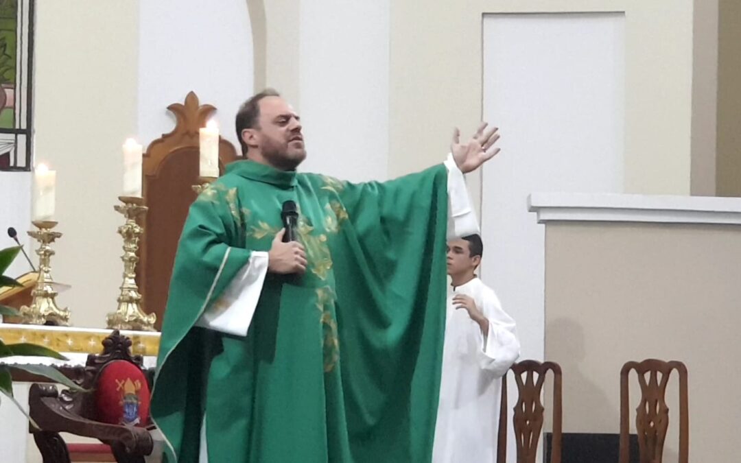 Fiéis celebram aniversário sacerdotal do padre José Wallace