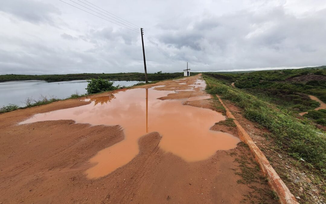 Buracos e lama dificultam acesso pela parede do açude Trussu