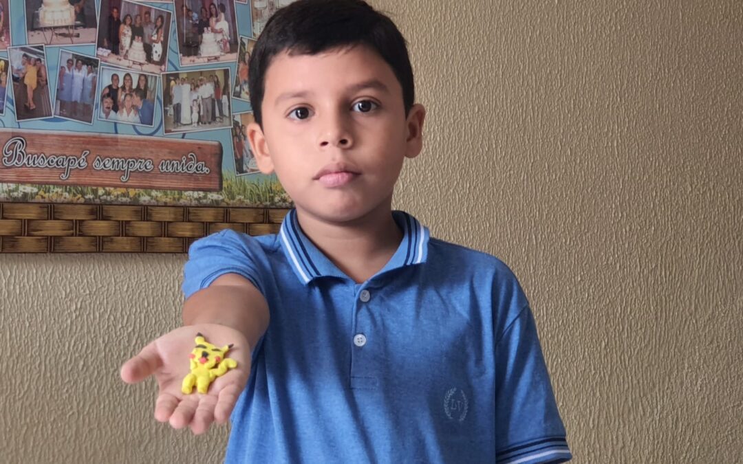 Saulo Rodrigues, 10, mostra habilidade com massinha de modelar