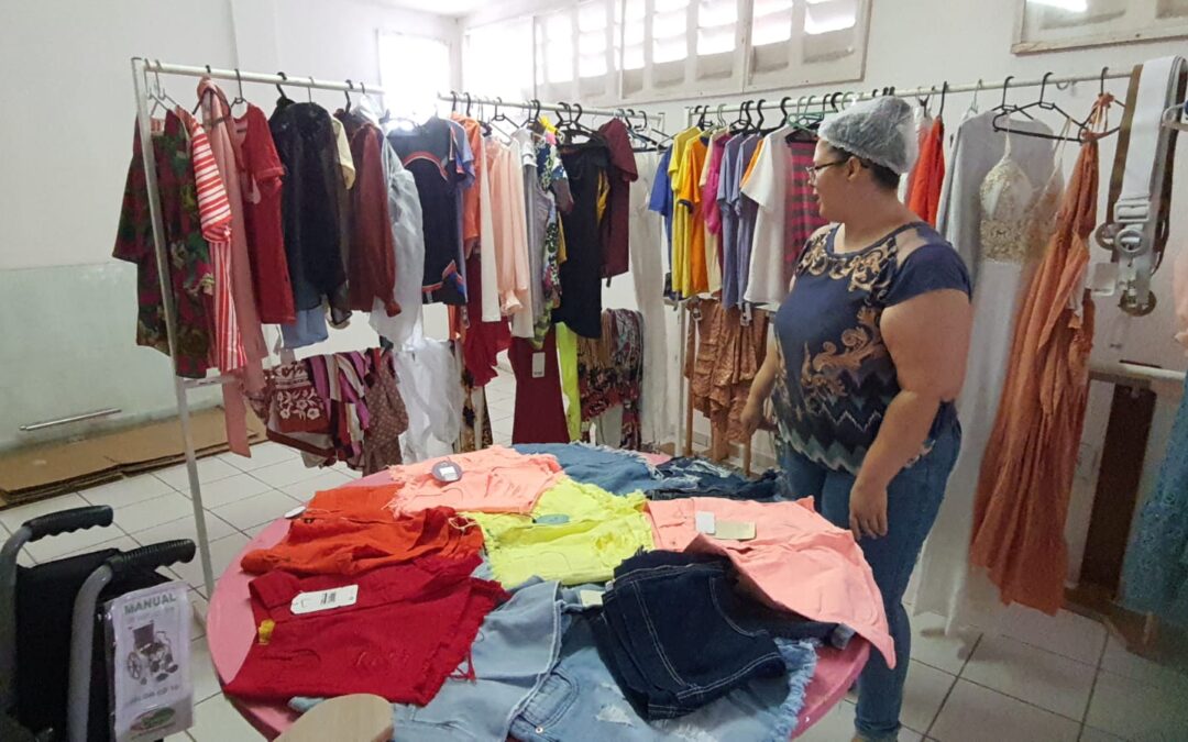 APAE promove bazar com roupas e calçados novos doados por lojas