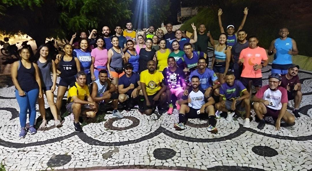 Corredores de rua iniciam movimento de prática esportiva noturna