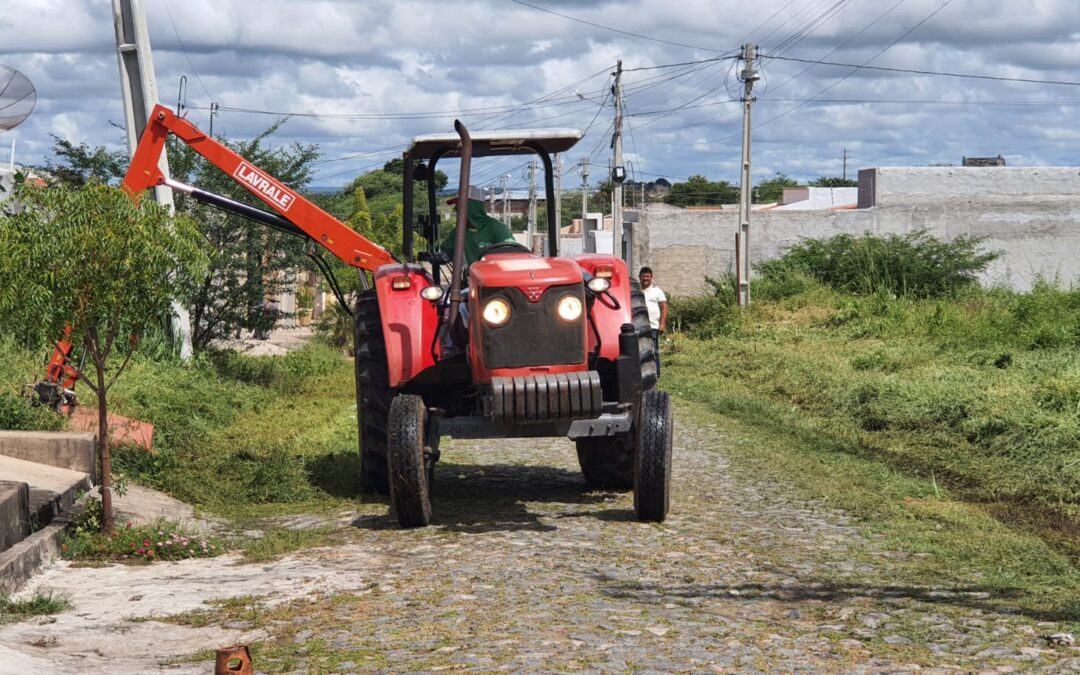 Patrulha mecanizada auxilia limpeza e roço no município