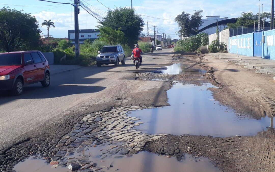 Usuários cobram restauração da Rua Deoclécio Lima Verde