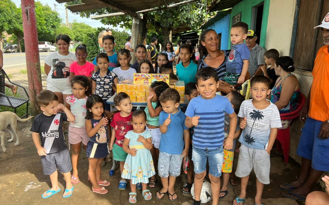 CDL distribui chocolates com crianças de Chapadinha e Vila Neuma