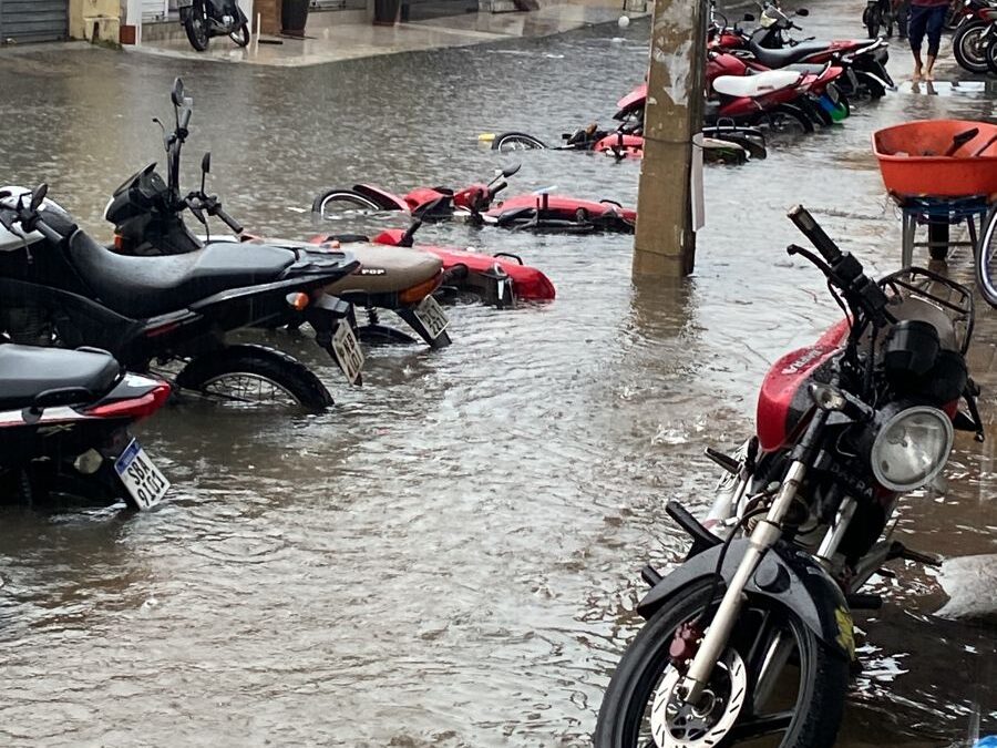 Tarde de forte chuva evidencia antigos problemas em vários bairros