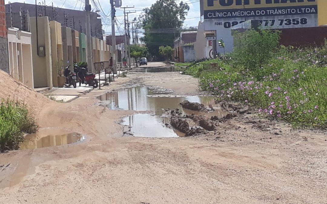 Moradores do Cajueiro denunciam lama, mato, buracos e água estagnada