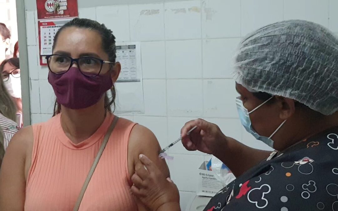 Vacinação com dose bivalente para maiores de 20 anos começa segunda-feira, 15