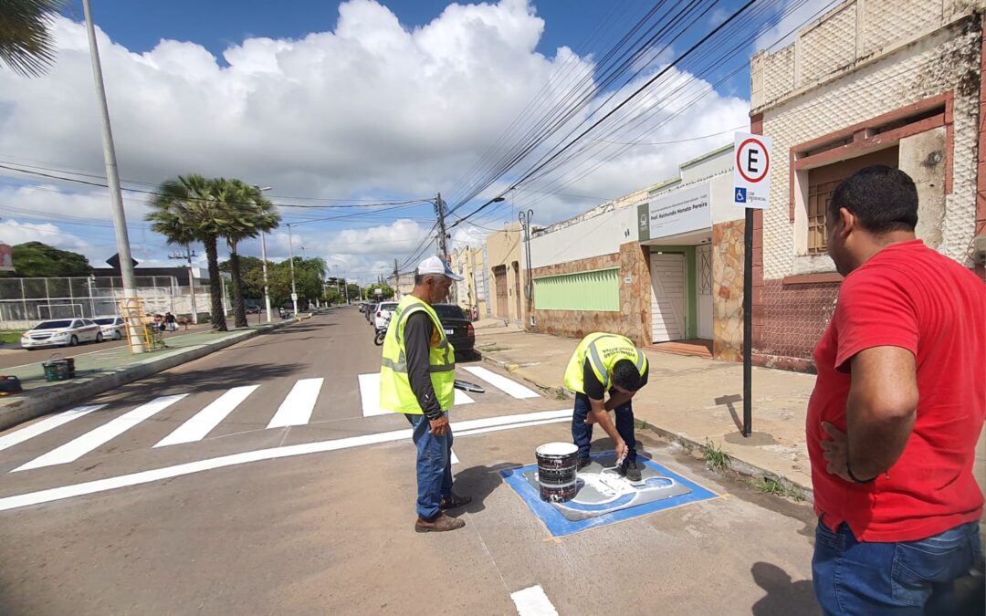 DEMUTRAN instala faixas para pedestre em frente ao Centro de Atendimento Educacional Especializado