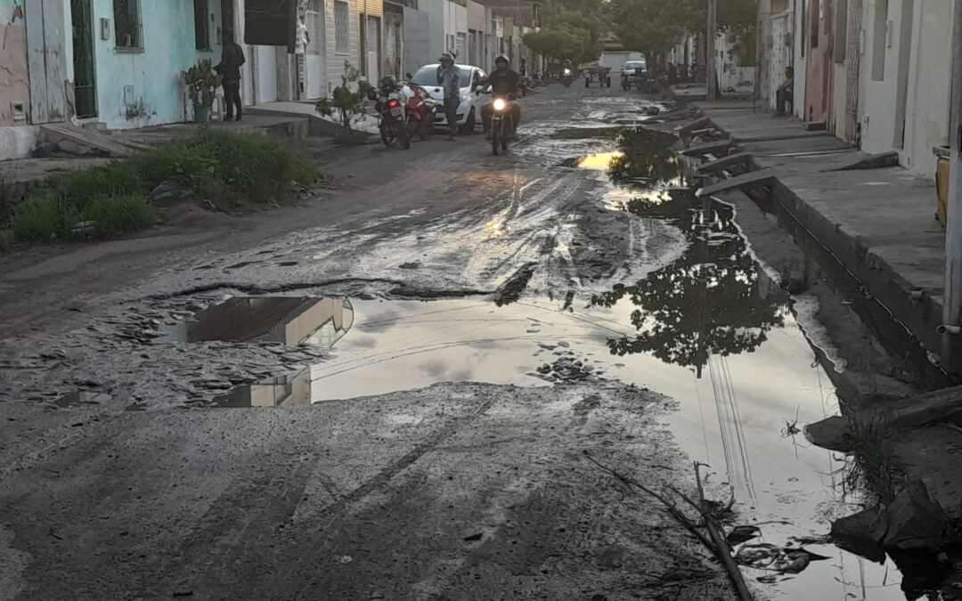 Moradores da Rua Pedro Gomes de Araújo reclamam pavimento danificado, alagamentos e água empoçada