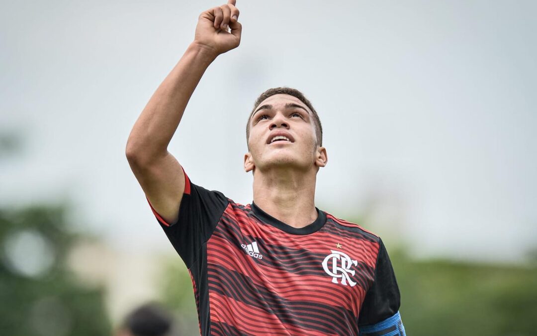 Talento Iguatuense assina contrato profissional com Flamengo