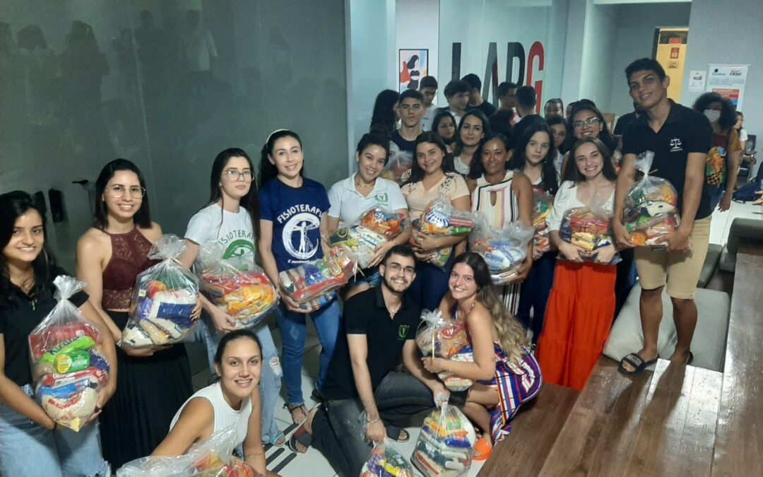 Estudantes da FASC doam alimentos arrecadados em gincana