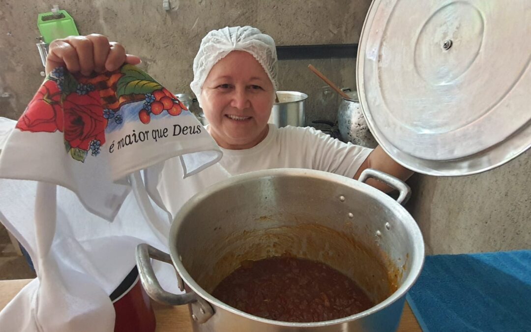 Dona Cida mantém a tradição de fazer doces caseiros na zona rural