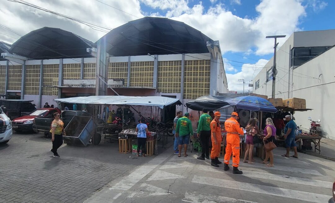 Em prevenção na utilização de fogos de artifício, Corpo de Bombeiros visita comerciantes no centro de Iguatu