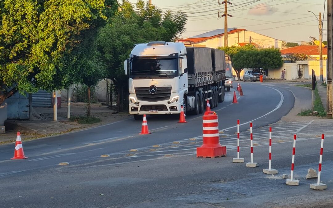 Avenida do Cruzeiro parcialmente interditada com desvio para Avenida Presidente Dutra