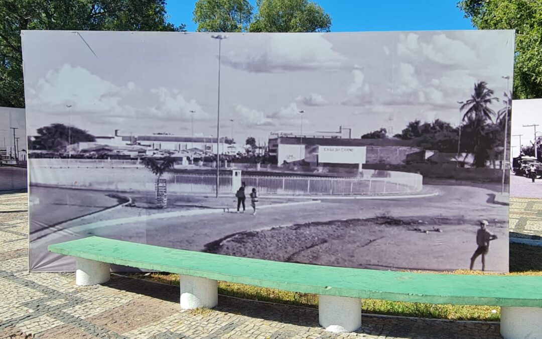 Painéis gigantes na Praça da Matriz mostram o Iguatu do passado