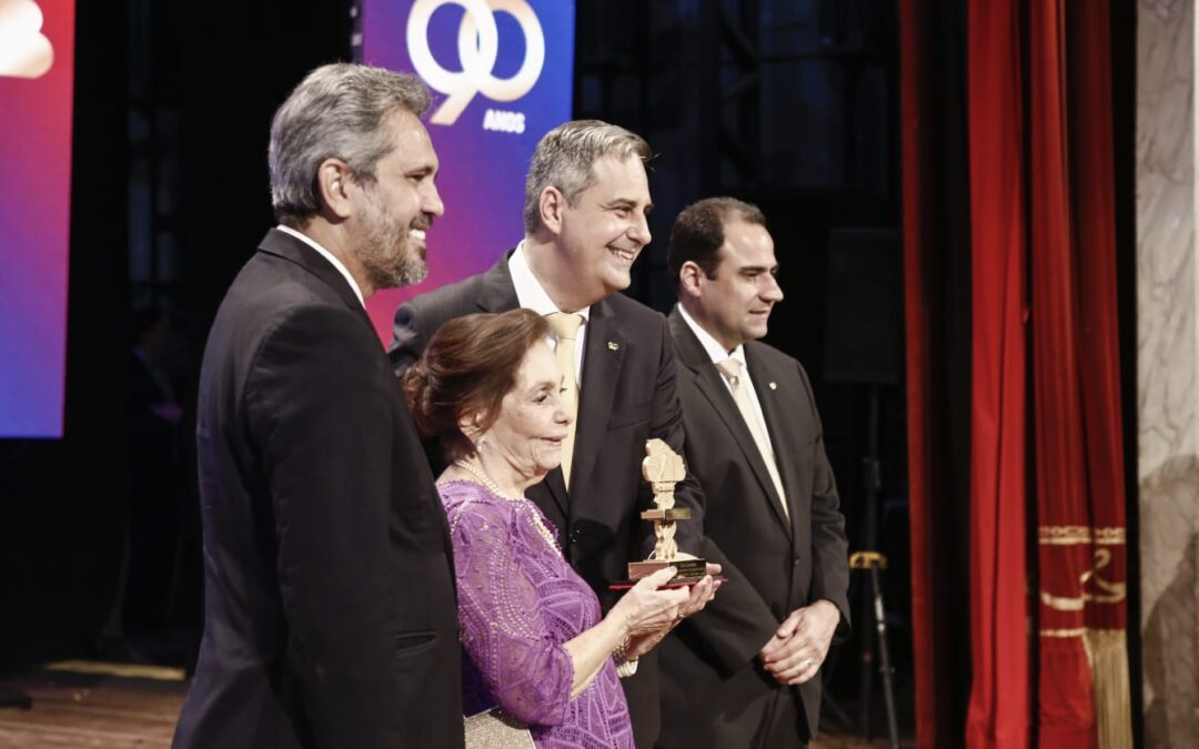 Dra. Ósia de Carvalho recebe homenagem nos 90 anos da OAB Ceará