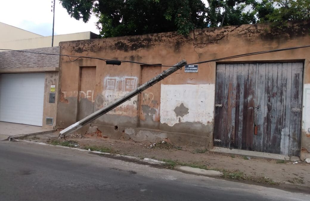 Poste atingido por carro ameaça cair na 15 de novembro