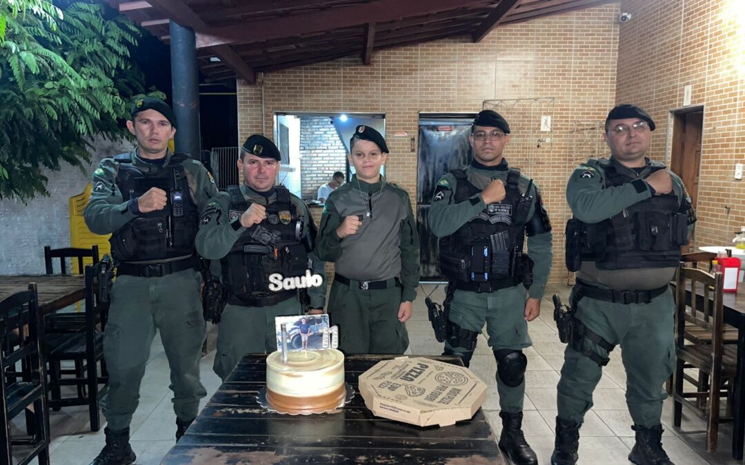 Policiais militares fazem surpresa em aniversário de criança que sonha em ser soldado