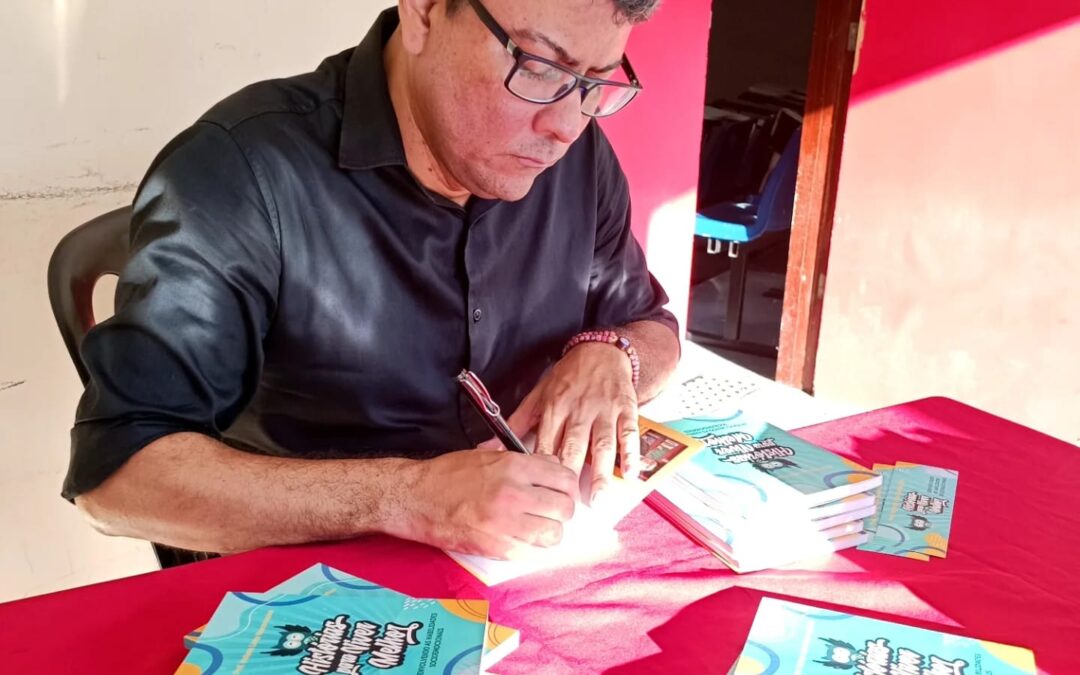 Professor lança livro na Escola