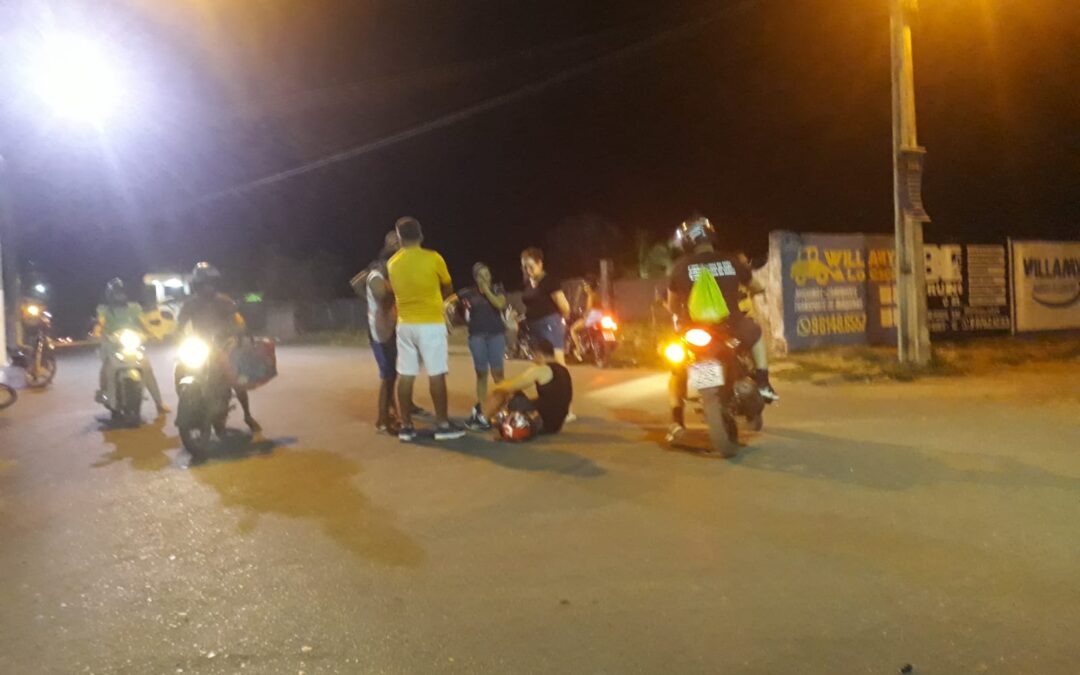 Colisão entre motos deixa motoqueiro com lesão grave no joelho