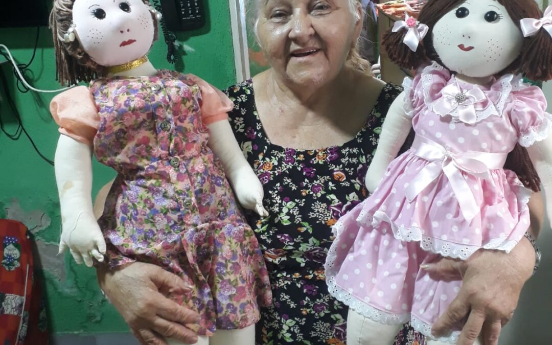 Dona Neném, 75, faz bonecas de pano para complementar renda