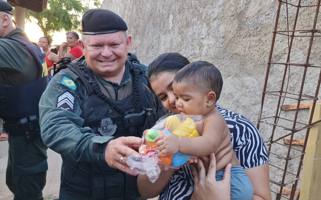 Proerd entrega brinquedos no dia das Crianças