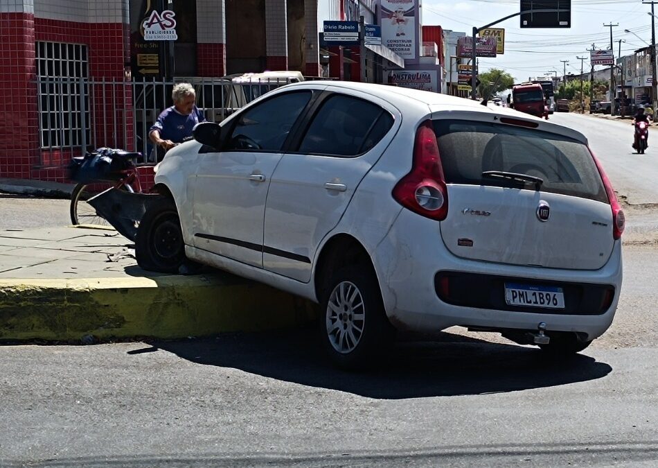 Carro colide em canteiro central em Avenida de Iguatu