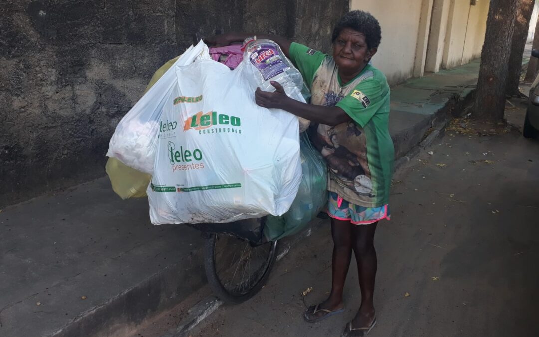 Catadora de recicláveis sustenta a casa com renda de 200 reais