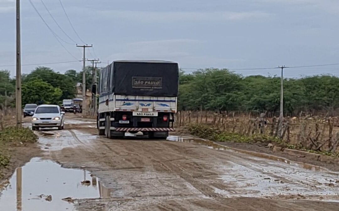 Moradores reclamam das péssimas condições da estrada da Barra; situação piora quando chove