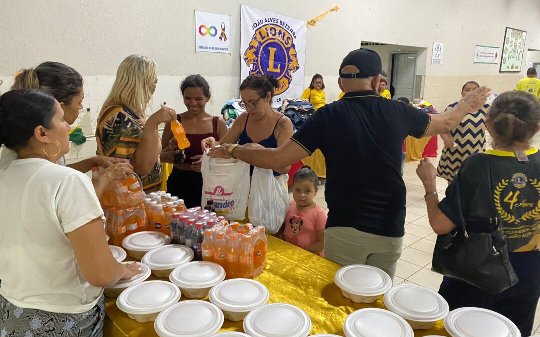 Lions Clubes entregam comida e roupas para moradores da Vila Neuma