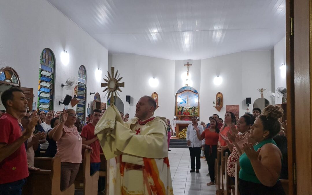 Católicos participam do Cerco de Jericó na capela Nossa Senhora de Fátima