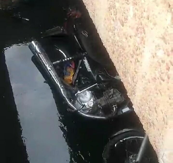 Condutor de motocicleta cai em canal na cidade de Iguatu