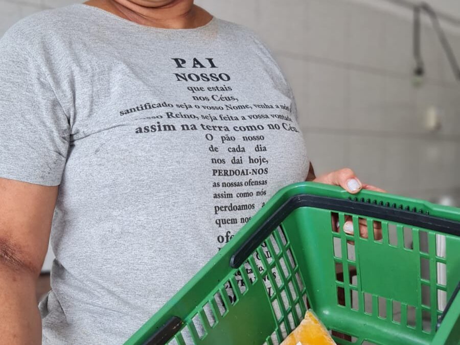 Quinha Lourenço toca produção de polpas de frutas há 16 anos