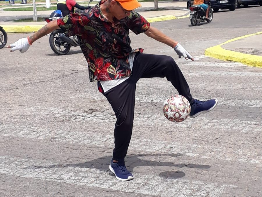 Artista ganha a vida fazendo malabares com bola nos semáforos