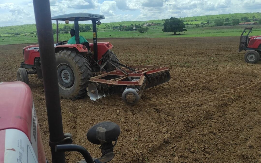 Secretaria de Desenvolvimento Agrário atende agricultores com preparo de terra