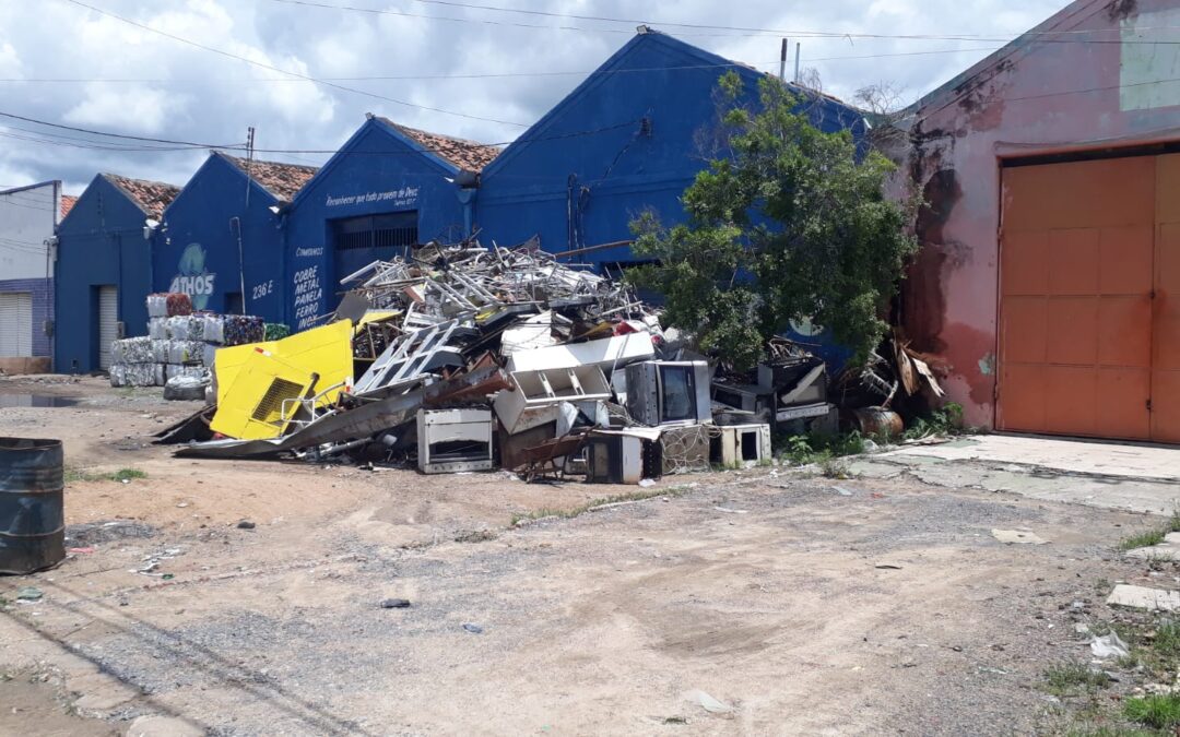 Moradores do bairro Veneza denunciam sucatão a céu aberto e pedem providências