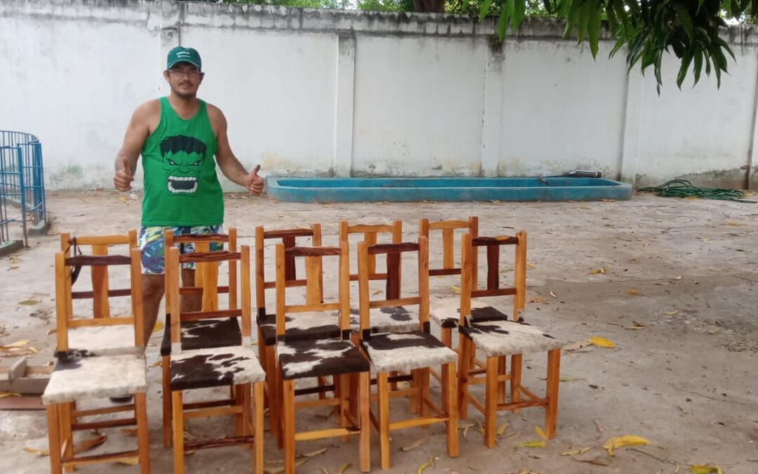 Entregador de gás fabrica cadeiras artesanalmente nas horas vagas