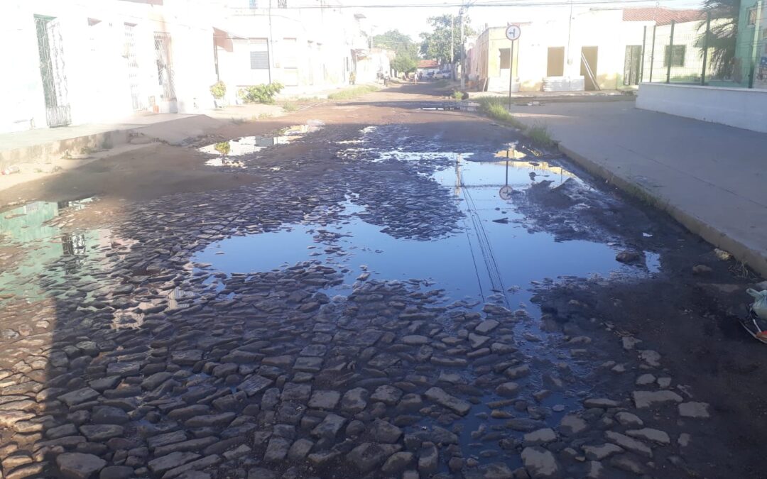 Moradores da Rua Pedro Gomes de Araújo reivindicam obra para fim de alagamentos