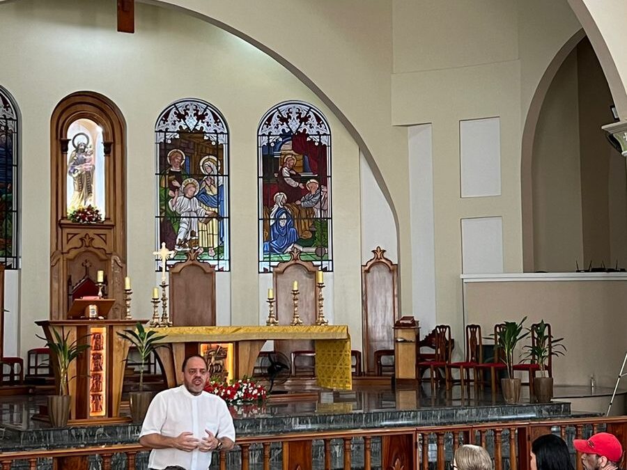 Catedral de São José entrega cestas básicas para famílias mais carentes do território paroquial