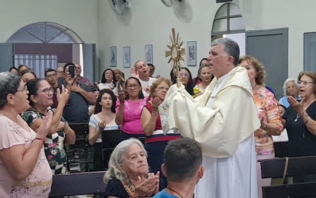 Católicos participam do Cerco de Jericó na capela Nossa Senhora de Fátima