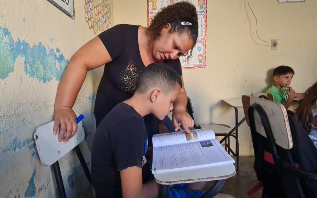 Com retorno das aulas professora de reforço ajuda no aprendizado de estudantes no João Paulo II