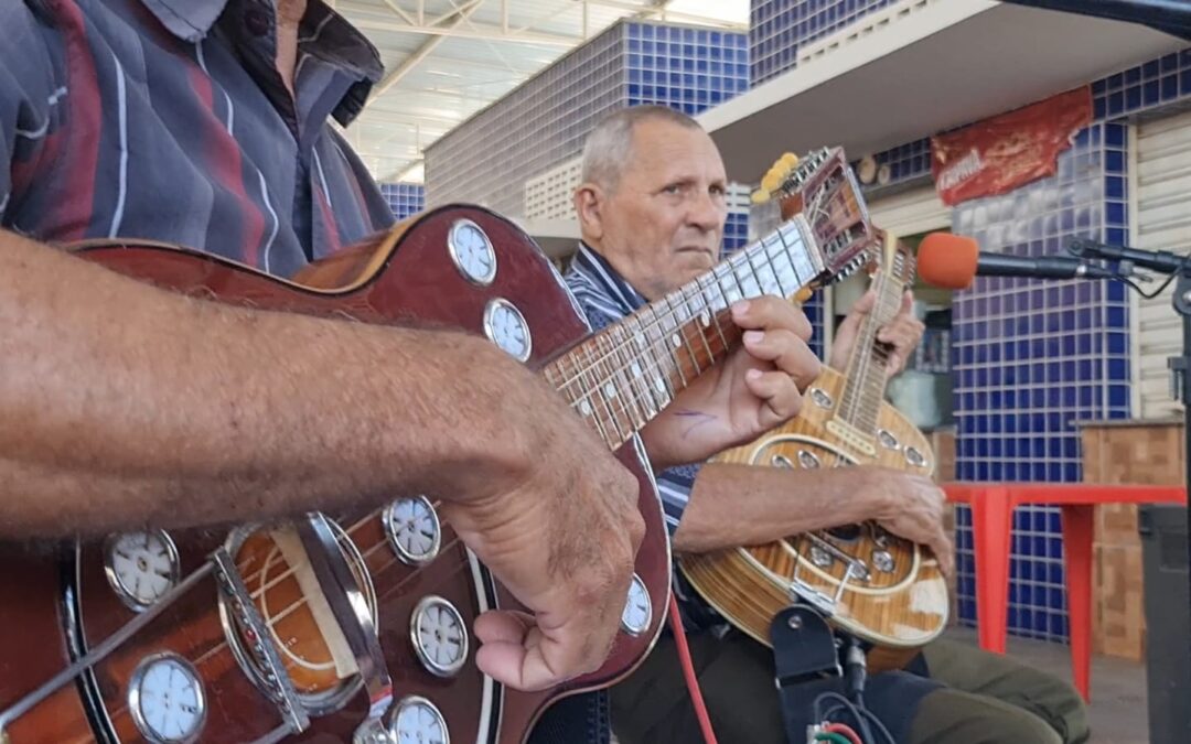 Violeiros mantêm a tradição de fazer cantoria na feira