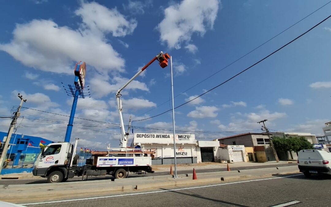 Postes e luminárias em LED começam a ser instalados na Avenida Perimetral em Iguatu