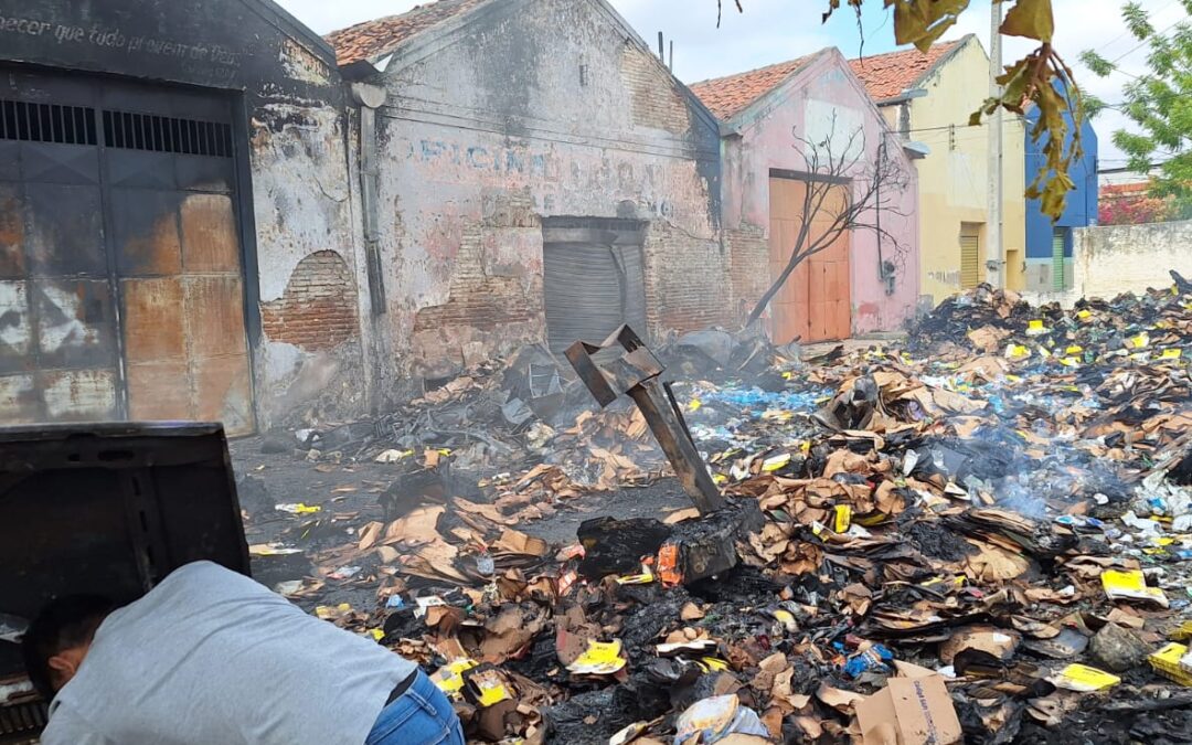 Incêndio que destruiu produção de materiais recicláveis deixa prejuízo de R$ 200 mil