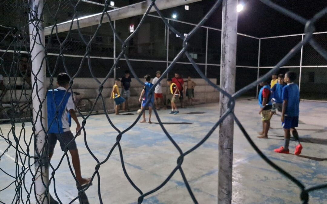 Voluntário incentiva futebol para crianças e adolescentes do Residencial Dom Mauro