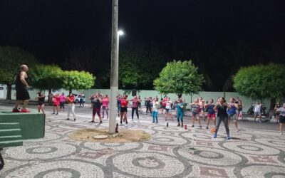 Professor usa a dança para exercitar o corpo com diversão e bem-estar em plena praça