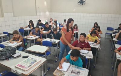 Professora de Língua Portuguesa usa o Jornal A Praça em aula